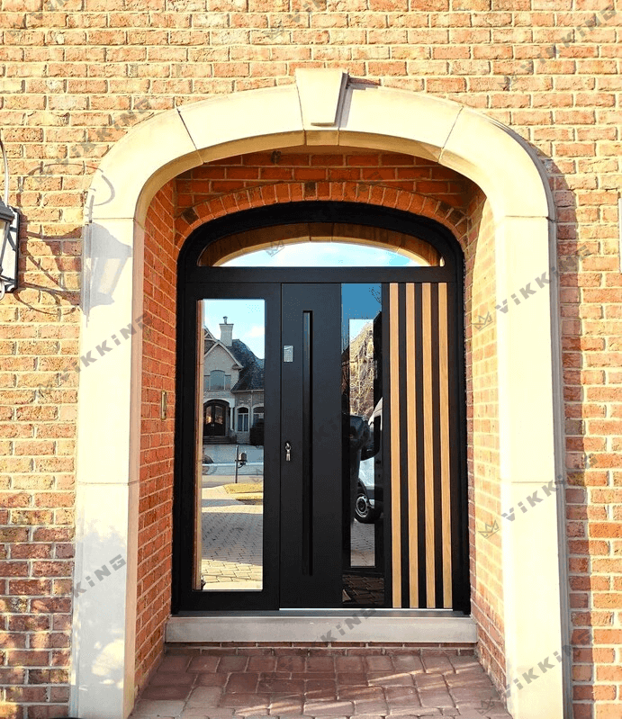 Porte composite moderne in nero con lamelle