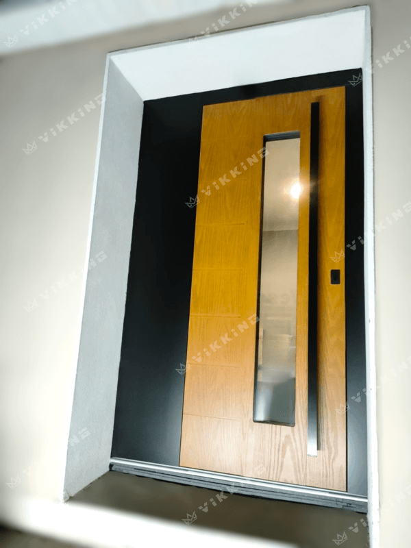 Elegante porta d’ingresso in rovere dorato con telaio nero